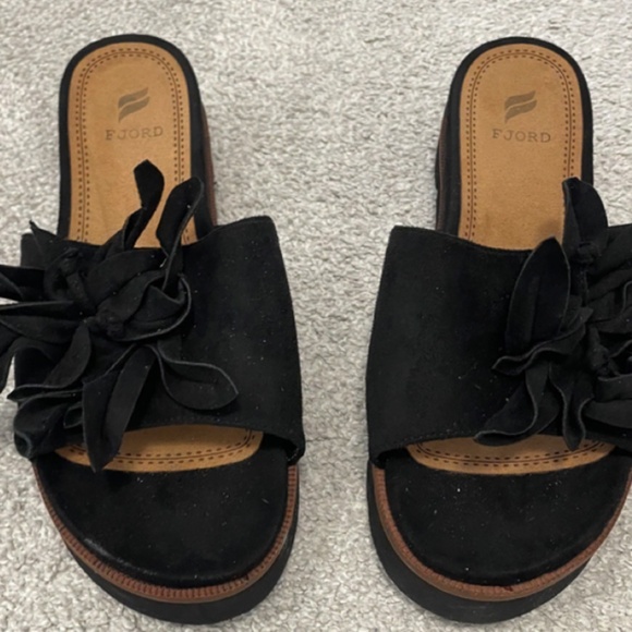 FJORD Black Suede Flower Sandals NWOT 8 - Picture 1 of 7